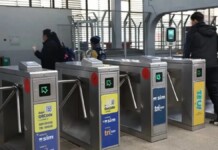 Pessoas passando pela catraca da Trensurb