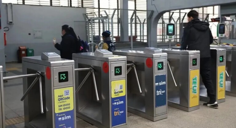 Pessoas passando pela catraca da Trensurb