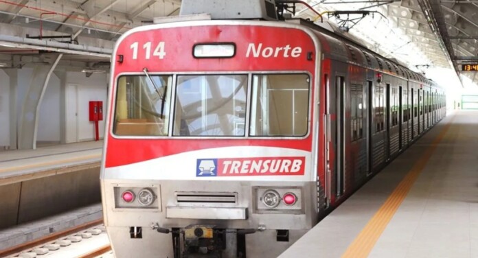 Trem da Trensurb na plataforma