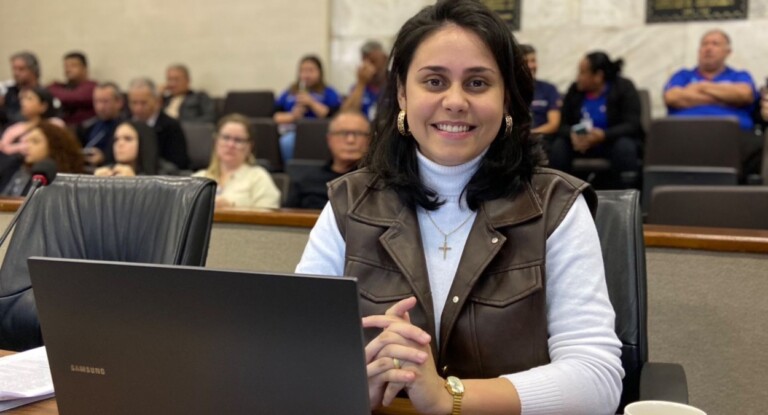 na foto, nova vereadora de Canoas