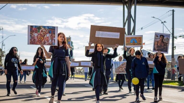 escolas no desfile no 7 de setembro