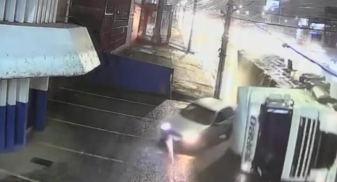 imagem do acidente ocorrido na br-116 em canoas