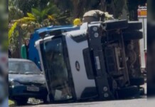 Canoas: caminhão que coleta lixo tomba e quatro trabalhadores ficam feridos