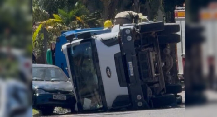 Canoas: caminhão que coleta lixo tomba e quatro trabalhadores ficam feridos