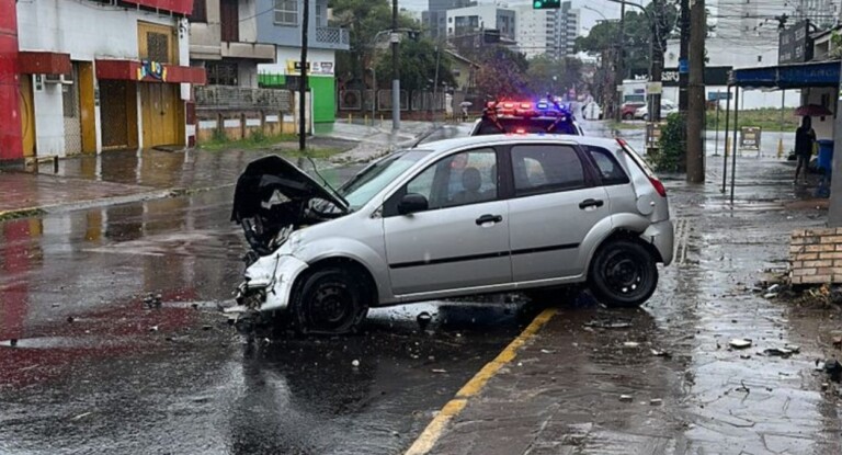 na foto, acidente de trânsito em Canoas