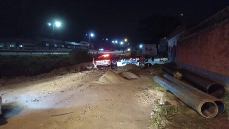 Na foto, o carro que foi usado pelos adolescentes baleados na BR-116 em Sapiranga