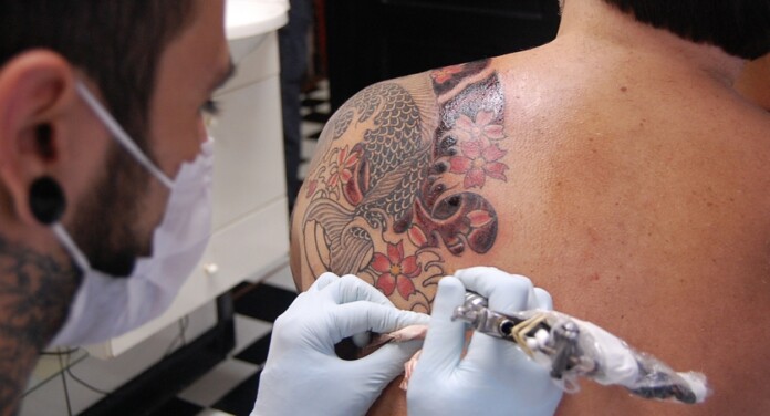 Anvisa suspende venda de anestésico para tatuagem, entenda