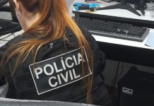 na foto, policiais realizam operação para combater crime de apologia ao nazismo