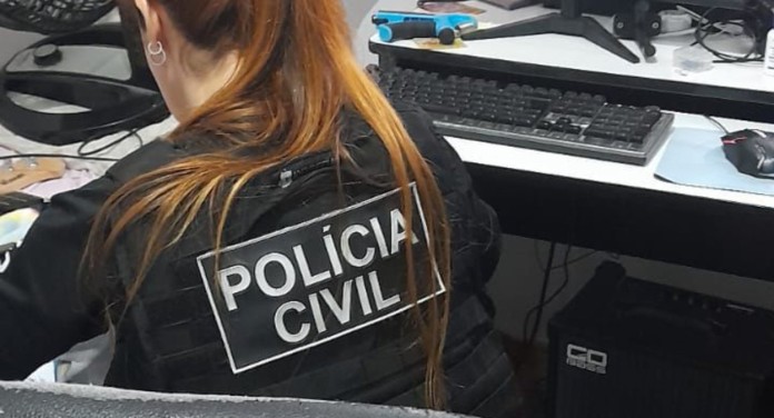 na foto, policiais realizam operação para combater crime de apologia ao nazismo