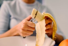 será que a banana faz mal? saiba detalhes na reportagem. Foto de pessoa cortando banana.