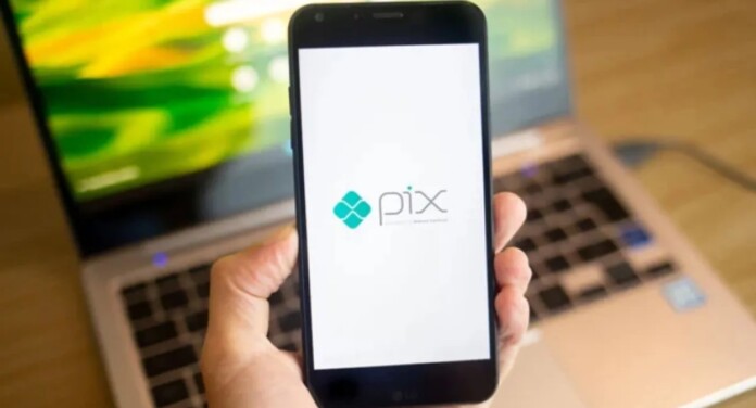 celular com o app do pix aberto
