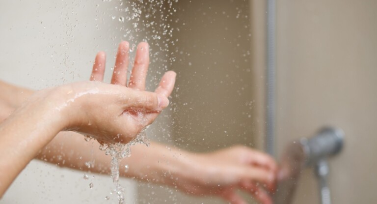 Tomar banho na água fria faz bem?