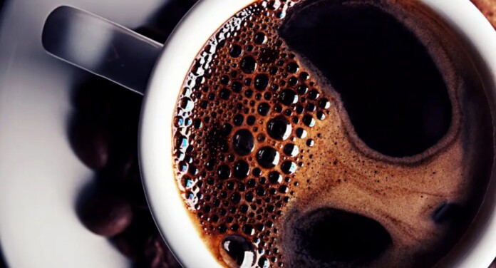 Beber café em excesso pode afetar seu coração