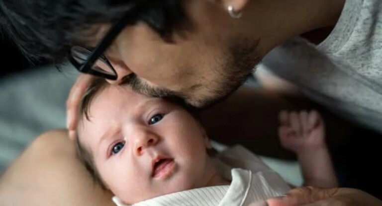 Entenda por que beijar bebês pode ser perigoso