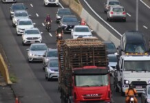 na foto, fluxo de veículos na BR-116 em Canoas