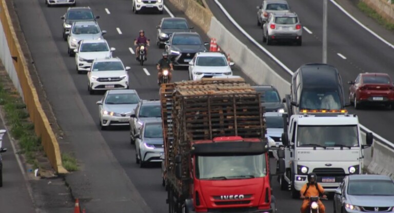 na foto, fluxo de veículos na BR-116 em Canoas