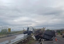 Ocorrência do caminhão que tombou na divisa entre canoas e porto alegre