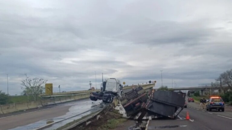 Ocorrência do caminhão que tombou na divisa entre canoas e porto alegre