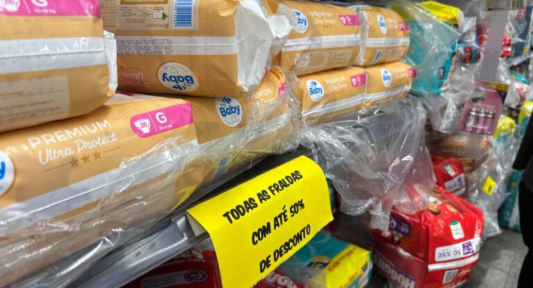 na foto, liquidação do carrefour