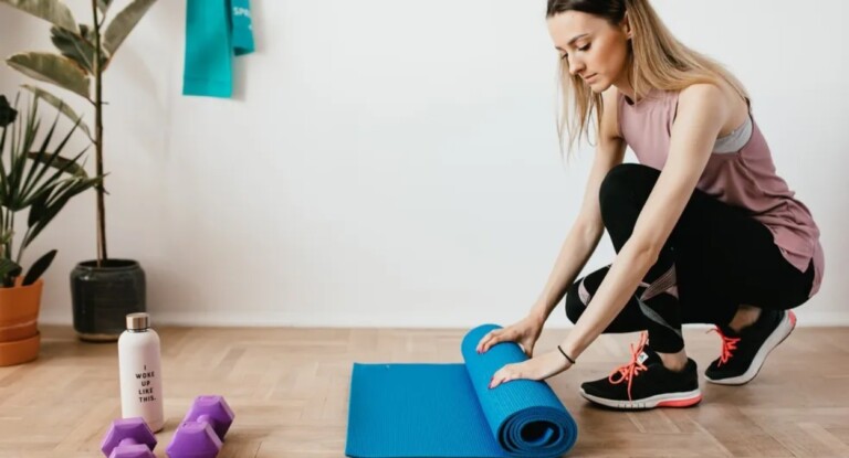 foto ilustra como ganhar massa muscular rápido com treinos simples em casa
