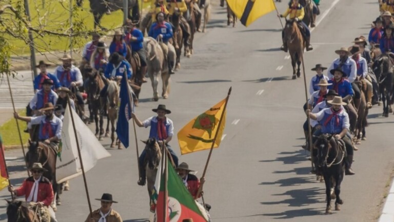 O desfile farroupilha em Canoas