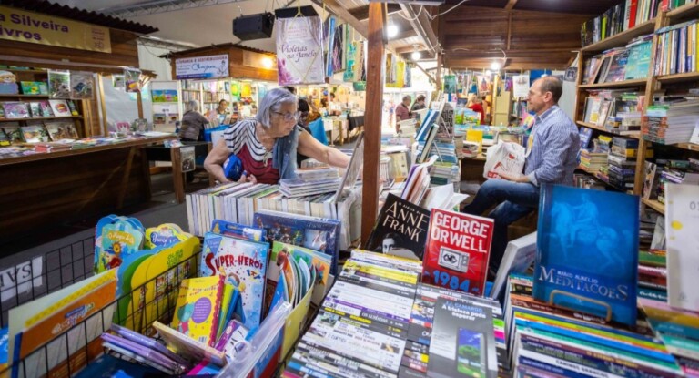 Foto de uma edição da feira do livro de canoas