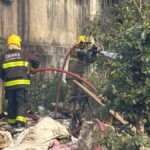 foto da ocorrência onde um incêndio destruiu uma casa