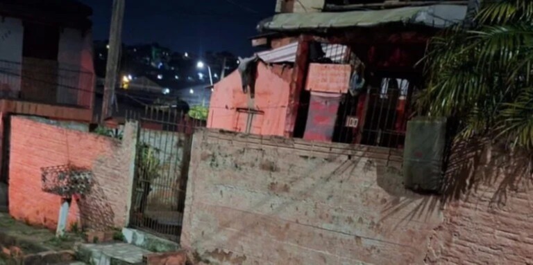 Na foto, a casa onde aconteceu a ocorrência do jovem que matou padrasto em Porto Alegre