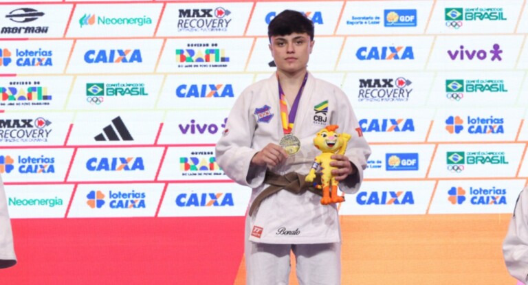 na foto, judoca de Canoas que conquistou medalha de ouro em competição nacional