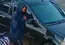 na foto, criminoso assalta loja em Canoas