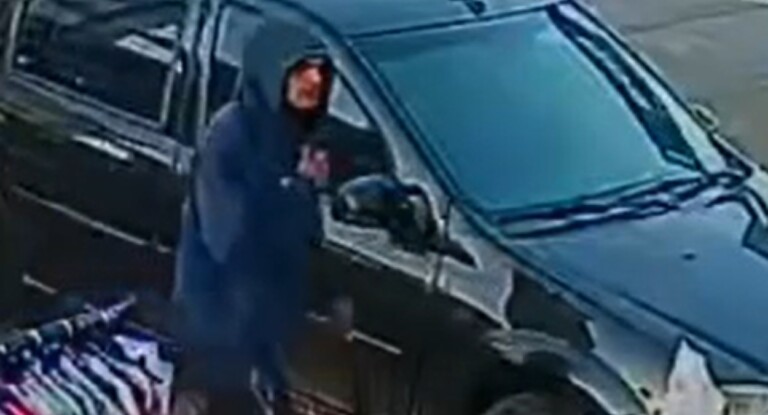 na foto, criminoso assalta loja em Canoas