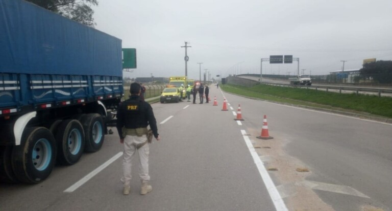 foto do acidente onde um motociclista morreu na BR-116 em pelotas
