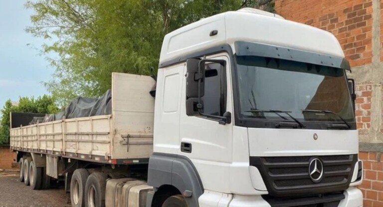 na foto, caminhão de motorista nova santa rita