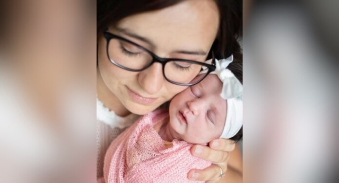 Mulher descobre gravidez ao dar à luz no banheiro: “Achei que ia morrer