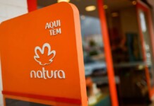 natura bate o martelo e vende avon