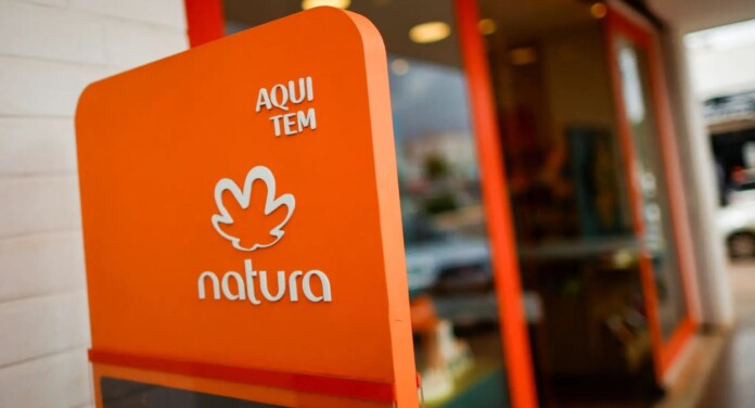 natura bate o martelo e vende avon