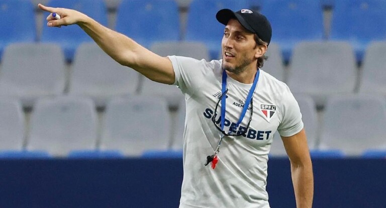 na foto, Luis Zulbedía, novo técnico do inter