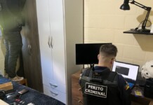 na foto, policiais Canoas