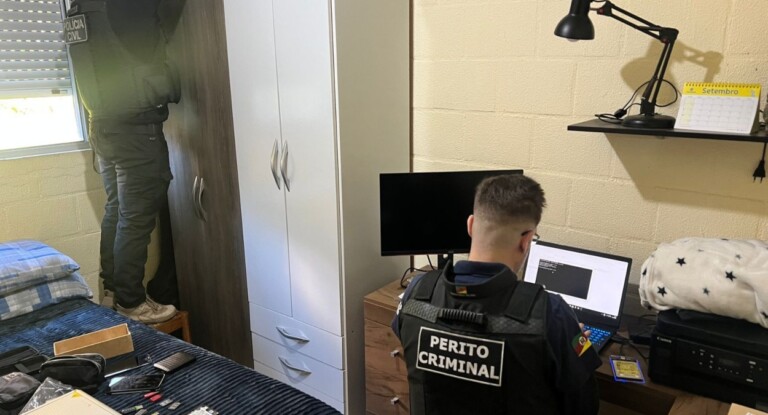 na foto, policiais Canoas