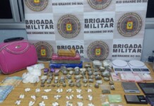 Policiais prendem mulher vendendo drogas em Canoas