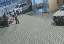 na foto, policial salva bebê engasgado em Nova Santa Rita