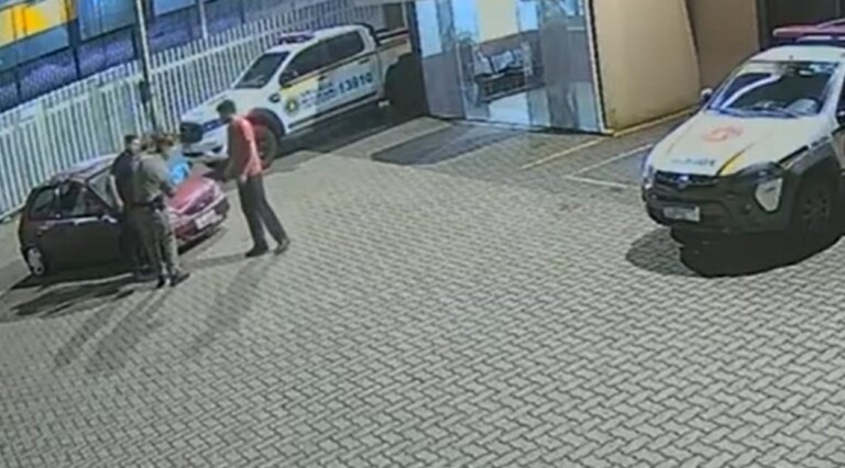 na foto, policial salva bebê engasgado em Nova Santa Rita