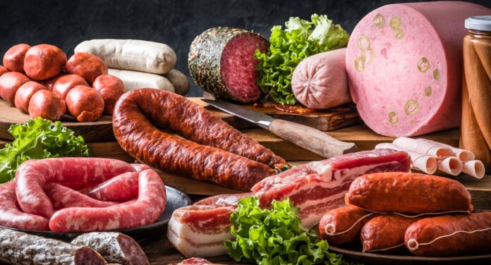 Quais alimentos aumentam o risco de câncer? Lista inclui itens comuns na rotina
