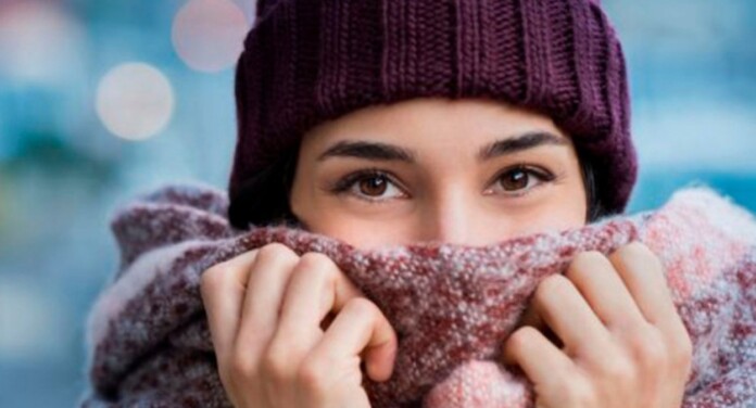 Foto de uma pessoa no frio do inverno; Saiba quando acaba a estação em 2025