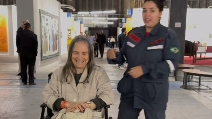 Foto que mostra Regina Duarte em cadeira de rodas