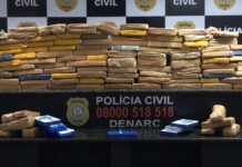 na foto, drogas apreendidas em carro roubado em Canoas