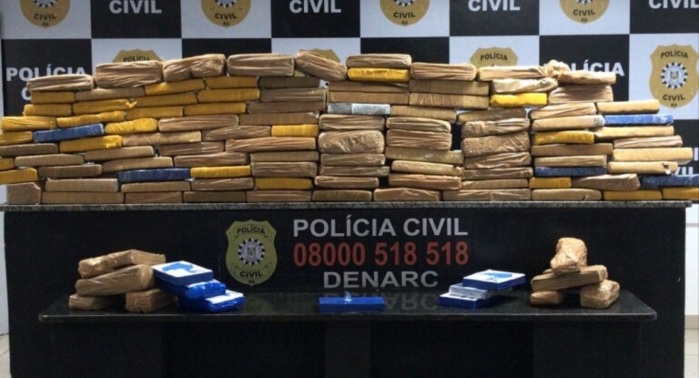 na foto, drogas apreendidas em carro roubado em Canoas