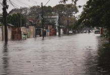Foto mostra rua de Canoas atingida pela forte chuva de junho de 2025 onde os moradores deverão ser contemplados pelo saque calamidade