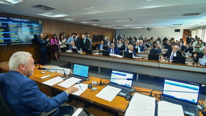 Na foto, o senado aprova fim de reeleição