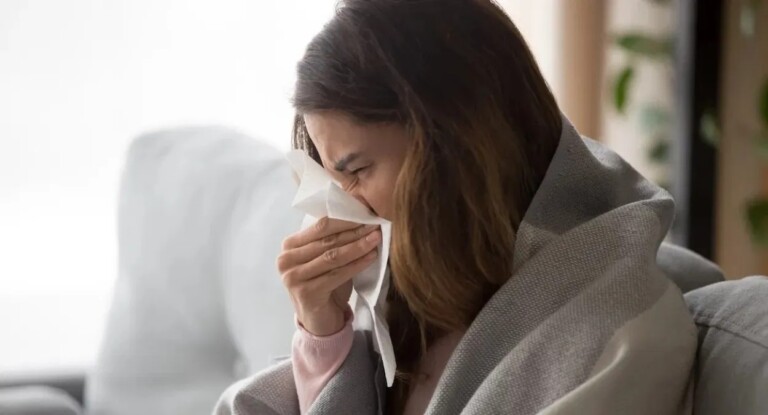 pessoas com sintomas de girpe e dor de garganta